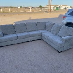Free Delivery!!! 🚚 Beautiful Grey 3 Piece Sectional!