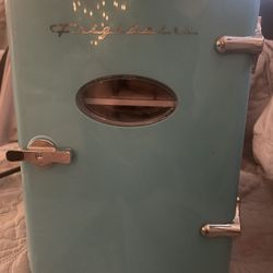Frigidaire Retro Mini Fridge – Turquoise