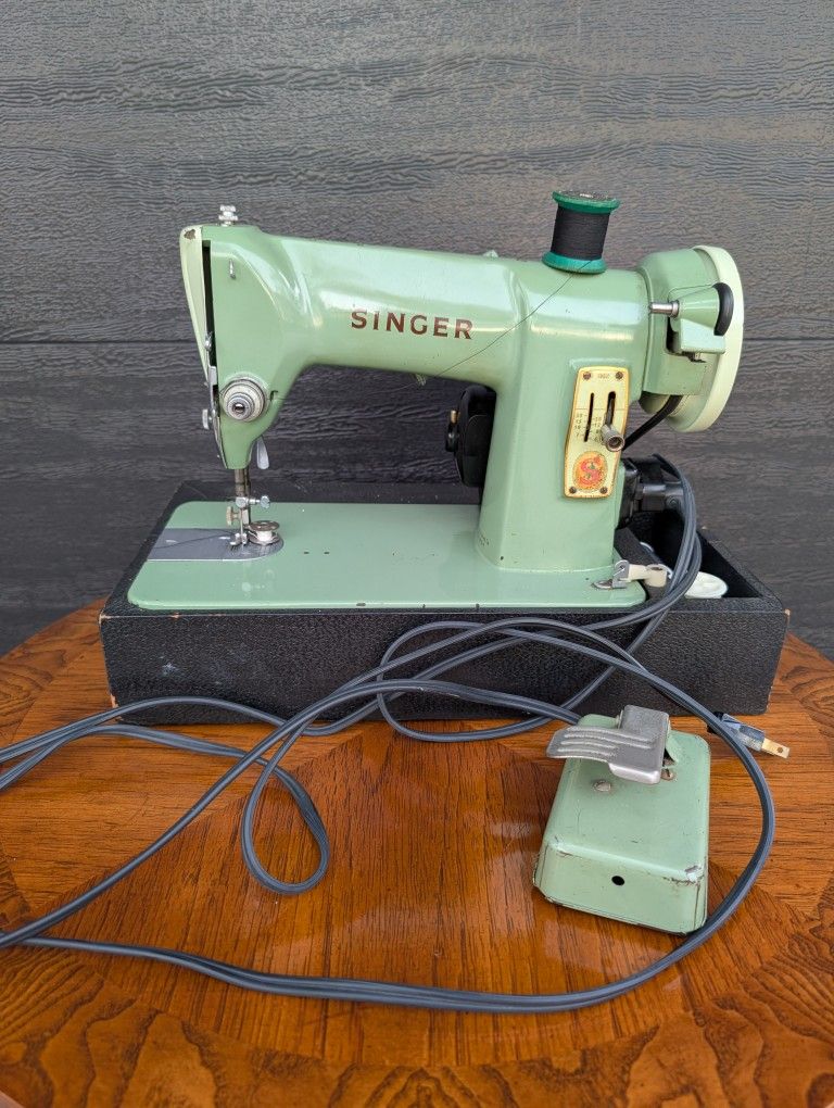 Antique Singer Sewing Machine In Vintage Avocado Color - Working!
