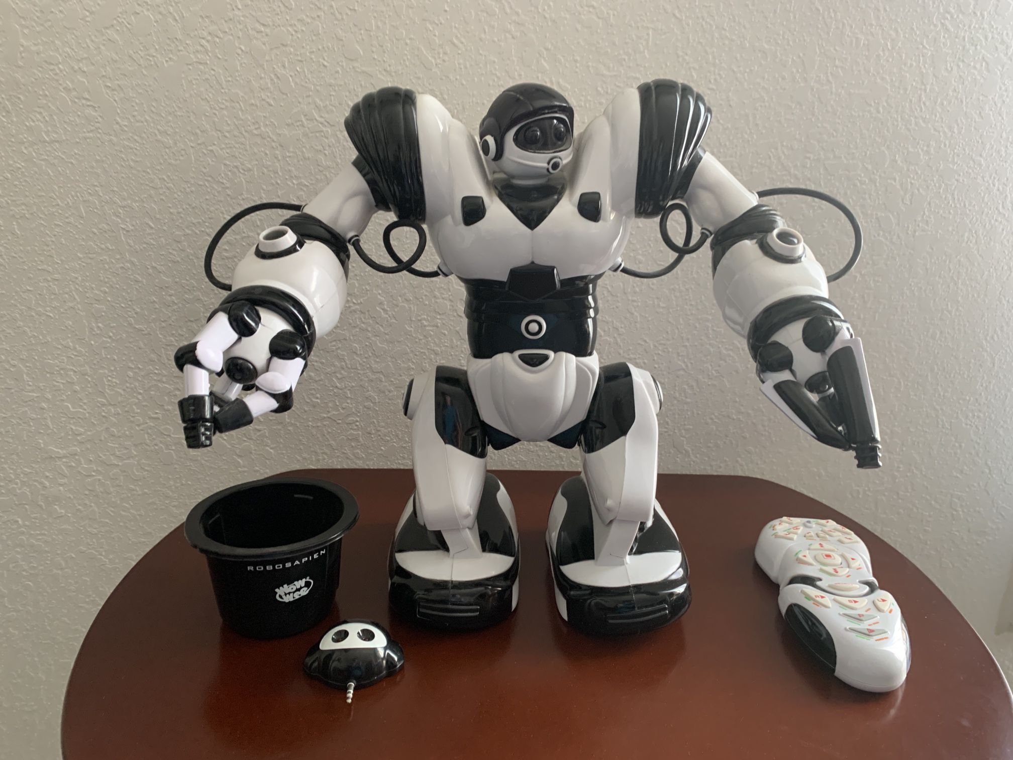 WowWee Robosapien Robot With Remote Control And Cup 
