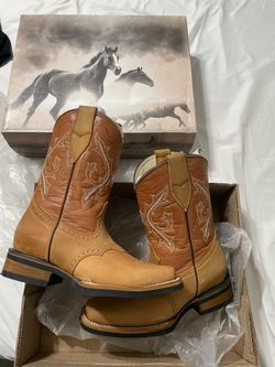 Women cowgirl boots size 8