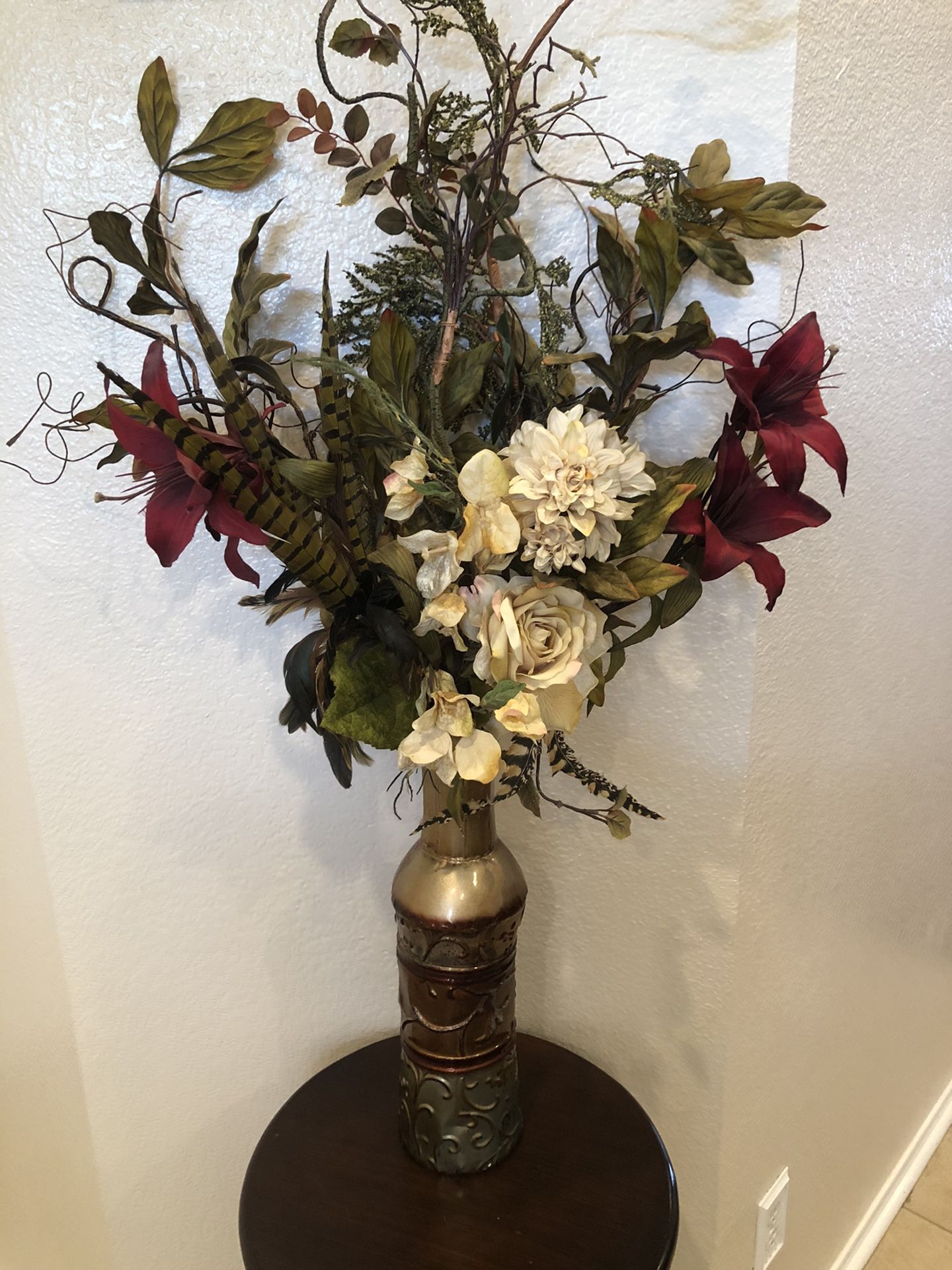 Entrance decor: picture/vase with flowers/ accent table