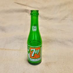 7-UP VINTAGE BOTTLE 