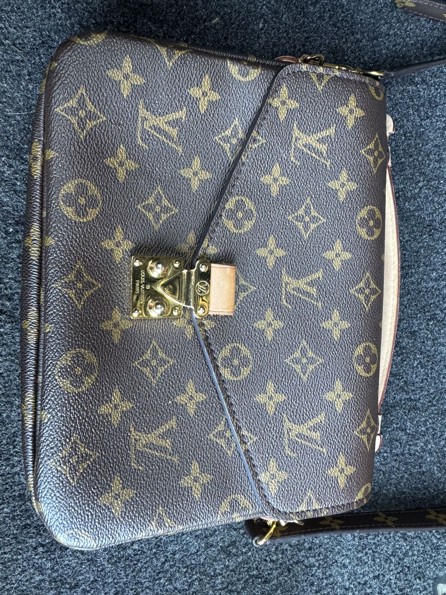 Louis Vuitton Pochette Métis handbag in Monogram canvas.