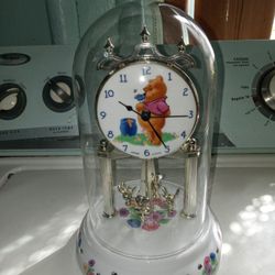 Glass Winnie the pooh clock case is glass 2 heavy glass figurines 🐻 and 🦒 