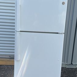 GE refrigerator in excellent condition🧊