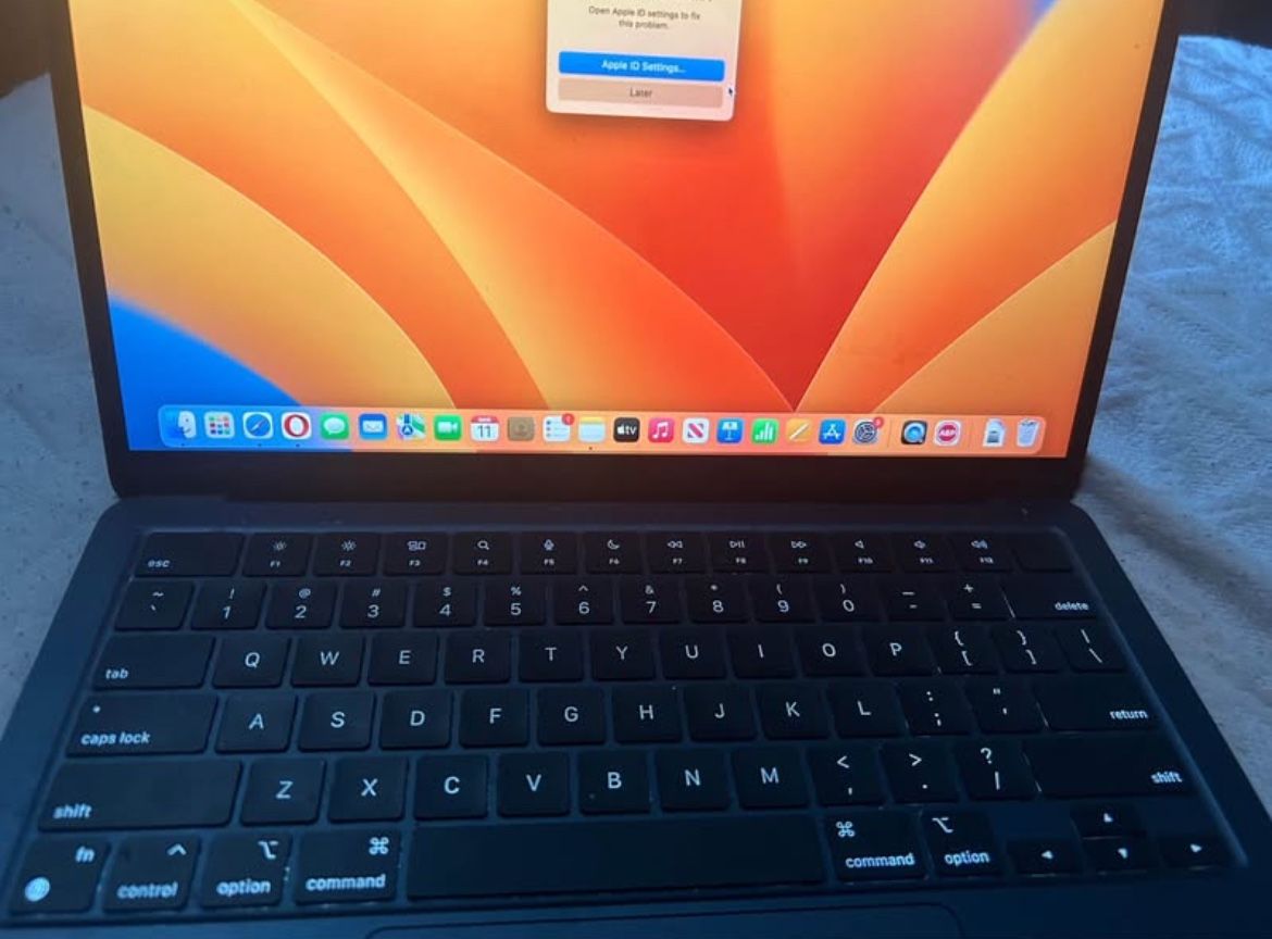 Apple MacBook Air 13.6” Midnight Color 8gb