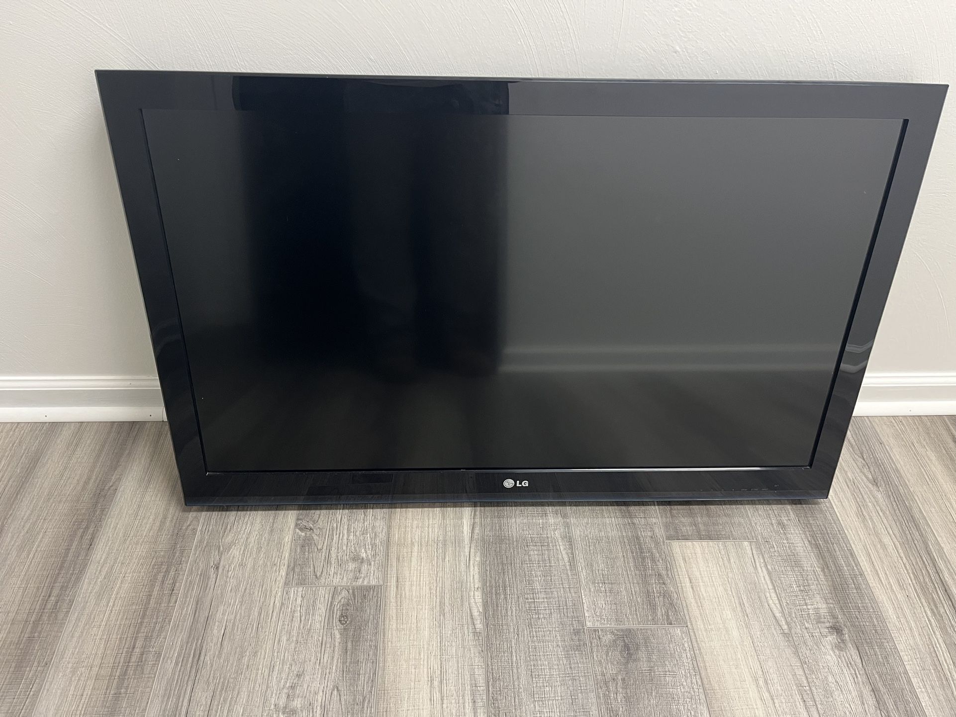 LG 42CS560 42" LCD TV 1080p Full HD HDMI Component RCA USB Coax Triple XD Engine