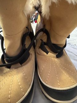 SOREL woman’s snow boots size 8