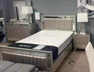 Brand new queen bedroom set ( queen bed, dresser, mirror and 1 Nighstand ) mattress and chest not included
