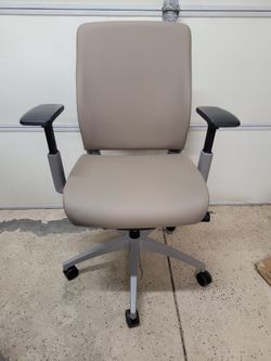 Sitonit Amplify Beige Leather chair - Fully Loaded, Excellent condition