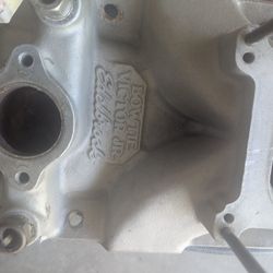 Edelbrock  Bowtie Victor Jr  SBC Intake Manifold
