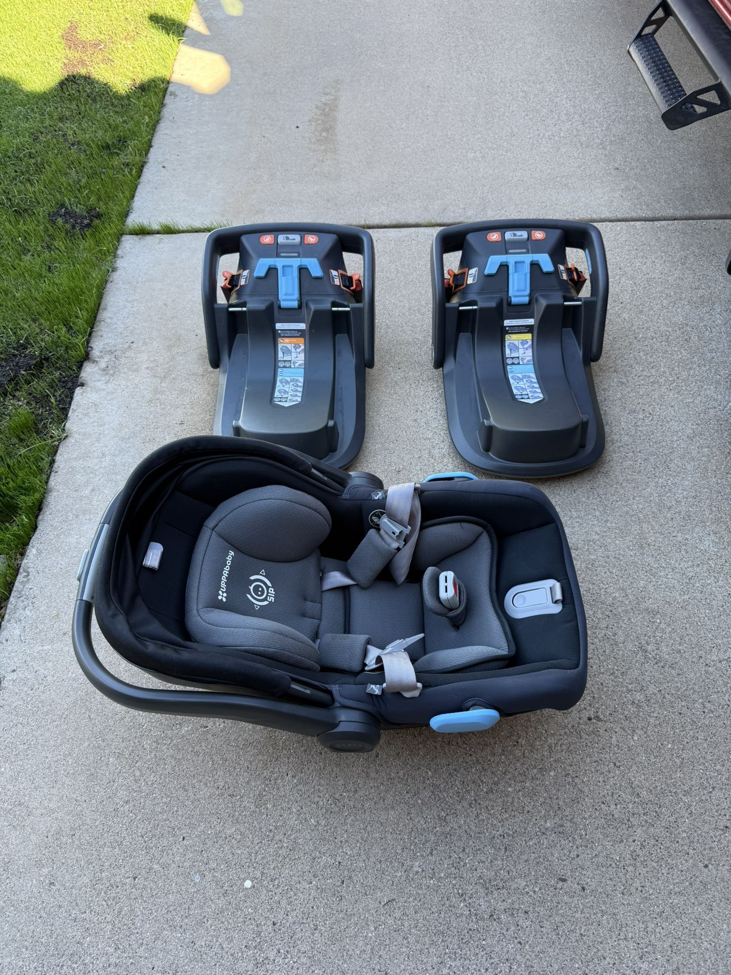 Uppababy V3 Car seat And Two Bases