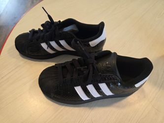 NEW ADIDAS WOMENS TENNIS SHOES 8 1/2 SIZE