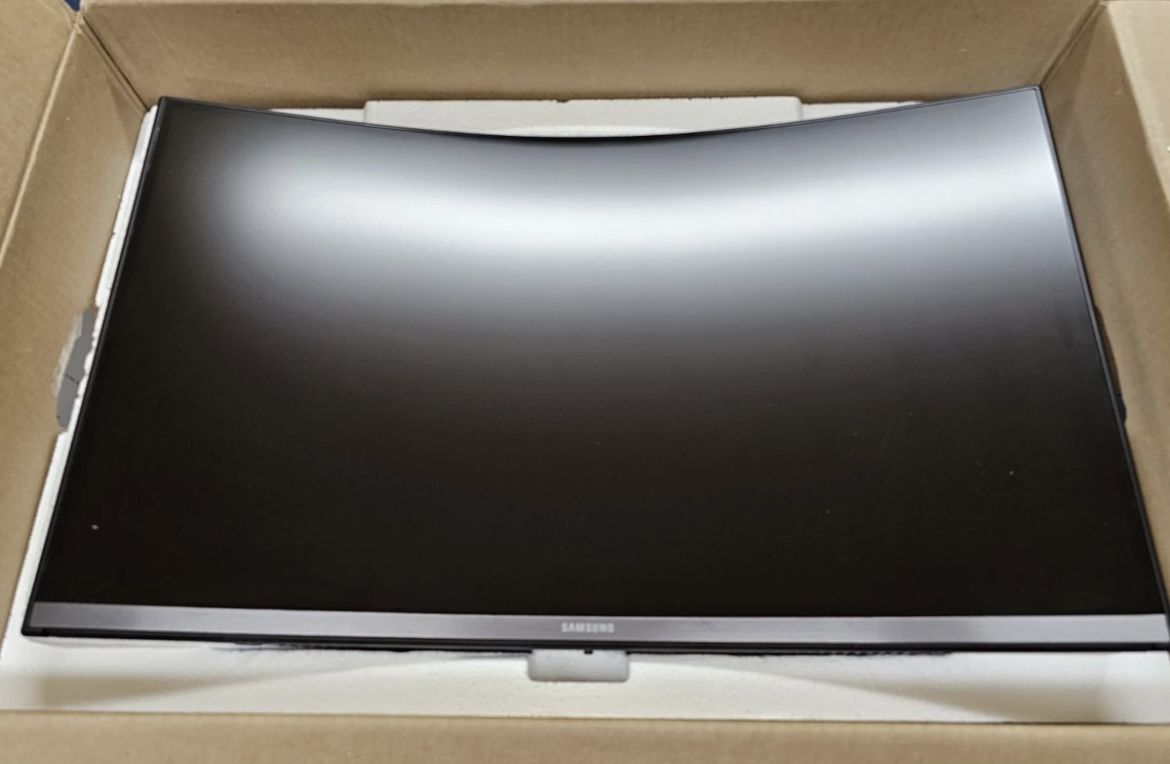 Samsung Curved Monitor 27”