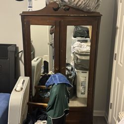 Armoire W/mirror
