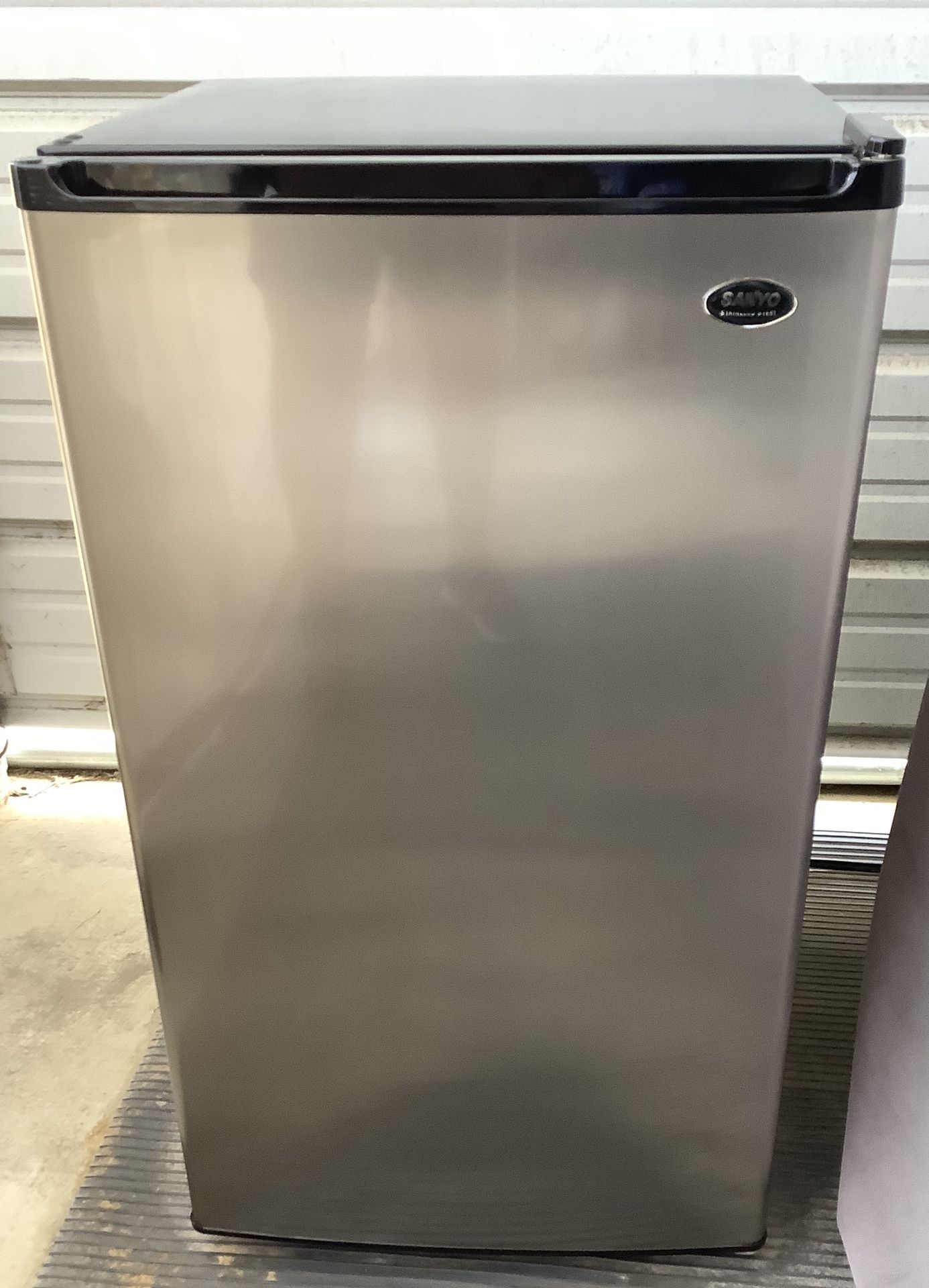 Sanyo SR-3660S Counter-High Refrigerator w/Crisper Stainless Steel Door 3.6 cu ft, Full-Range Thermostat Dial Control