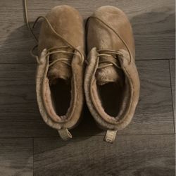 New Never Worn Fox Furr Uggs. Super Comfy. 