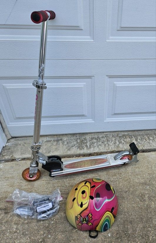 Razor Spark 2.0 Kick Scooter With Punisher Helmet And Extra Spark Cartridges
