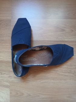 Womens Size 7.5 toms