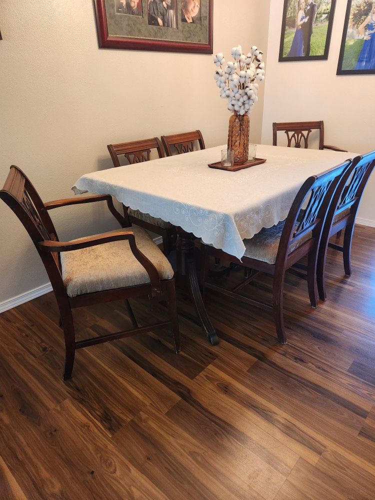 Duncan Phyfe Table with 6 Chairs