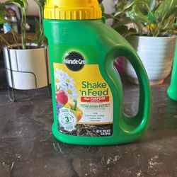 Miracle Gro Shake N Feed 
