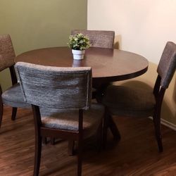 47’ Round Dining Table + 4 Chairs