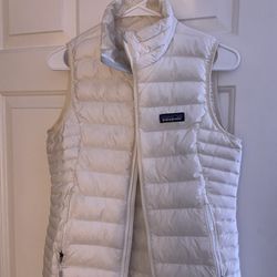 Patagonia Women’s Classic Down Sweater Vest In White. Size XS. Never Worn. 
