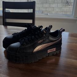 Black platform pumas