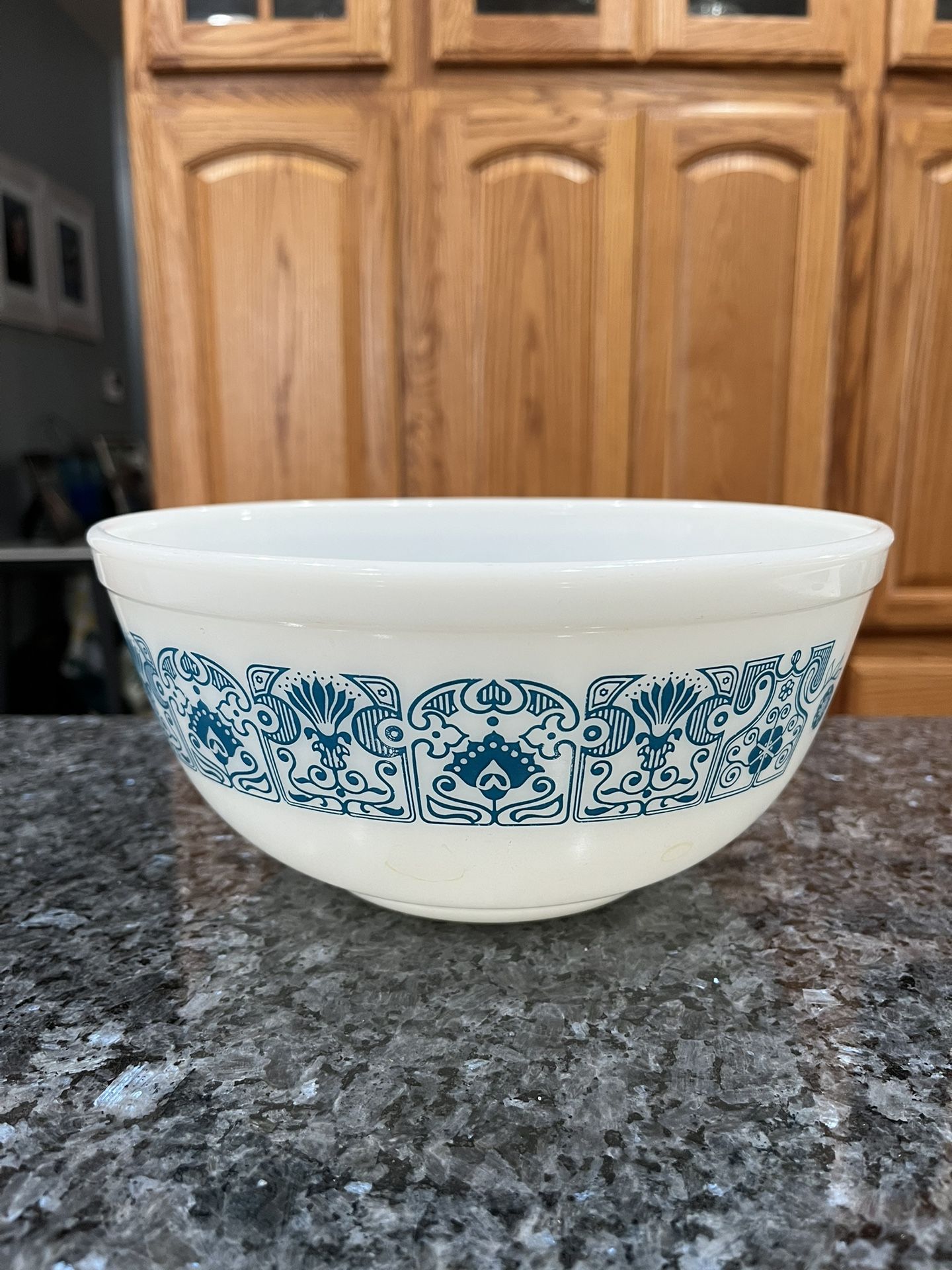 Vintage Pyrex 2 1/2 Quart Mixing Bowl Pattern Blue Horizon.  Preowned excellent condition.  Has been stored in a cabinet.  Smoke free home 