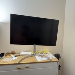 Almost Brand New 32” 4K LG Monitor 