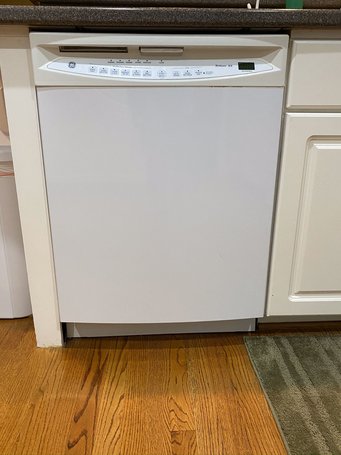 GE Dishwasher (under counter)