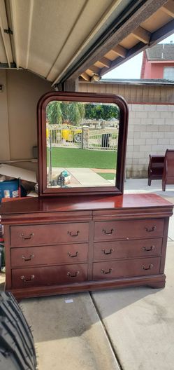Free Complete bedroom Set - Queen