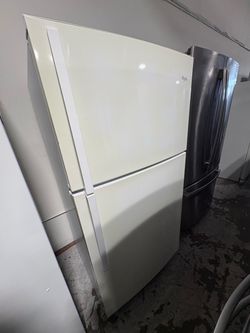 Whirlpool Top-Freezer Refrigerator White