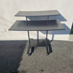 Standing desk, Adjustable with place for printer.