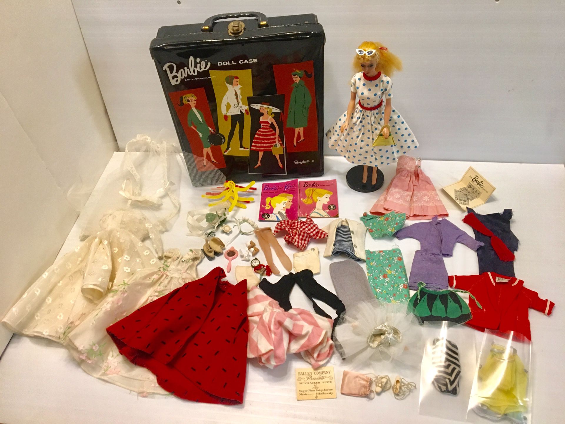 Rare #3 Barbie 1959 - 1960 w/ Stand Orginal Case Accessories - Clothes! Glasses! This Barbie and all of the accessories that it comes with are in Ex