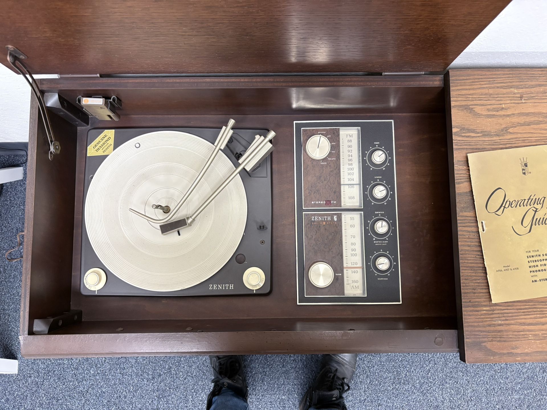 Collectible Vintage 1961 Zenith Phonograph/radio