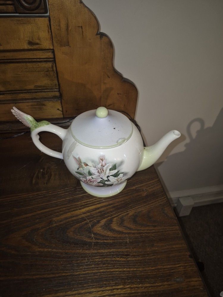 Adorable Hummingbird Tea Pot