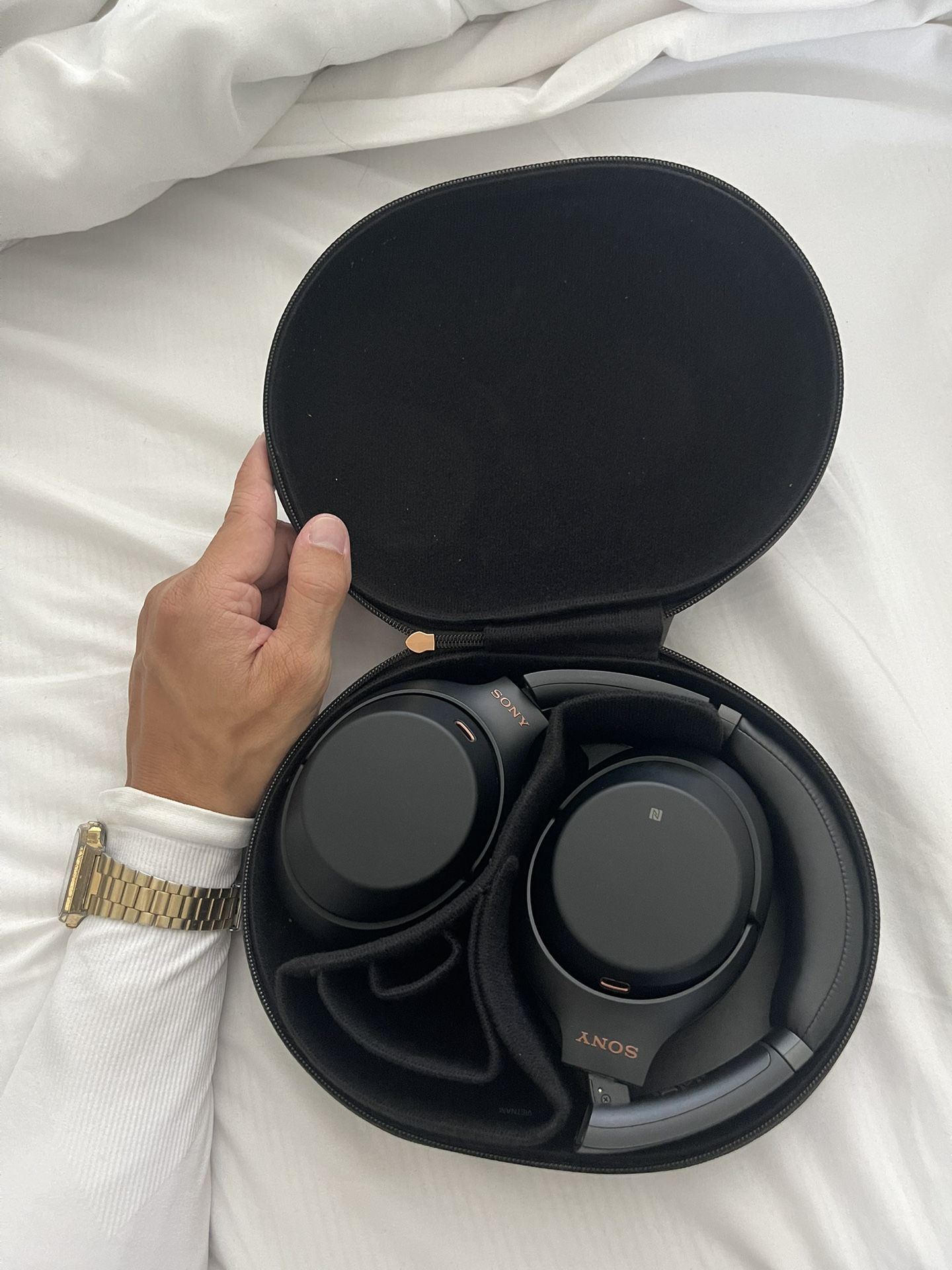 Sony WH1000XM3 Wireless Noise Canceling Over The Ear Bluetooth Headphones For Sale In Excellent Condition 