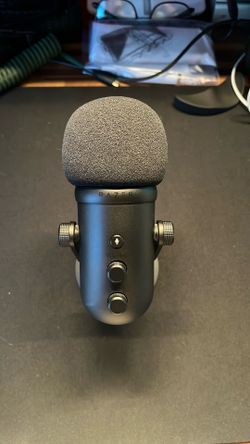 Razer - Seiren V2 Pro - Professional-Grade Streaming USB Microphone - Black