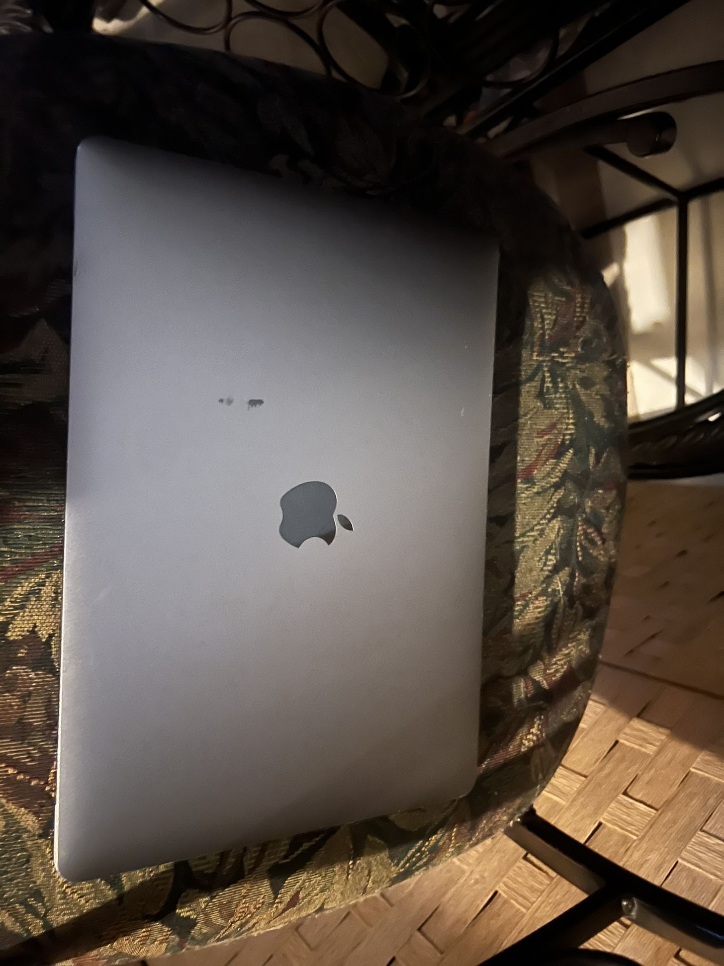 2019 apple Mac book with 555gb brand new the only thing screen is not working or the battery 