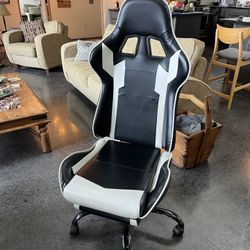 Gaming Chair With Footrest