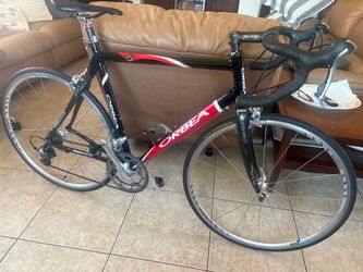 Orbea. Zeus.     Road bike.  18 Velocity