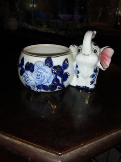 BEAUTIFUL ELEPHANT PLANTER FLOWERS WITH GOLD TRIM