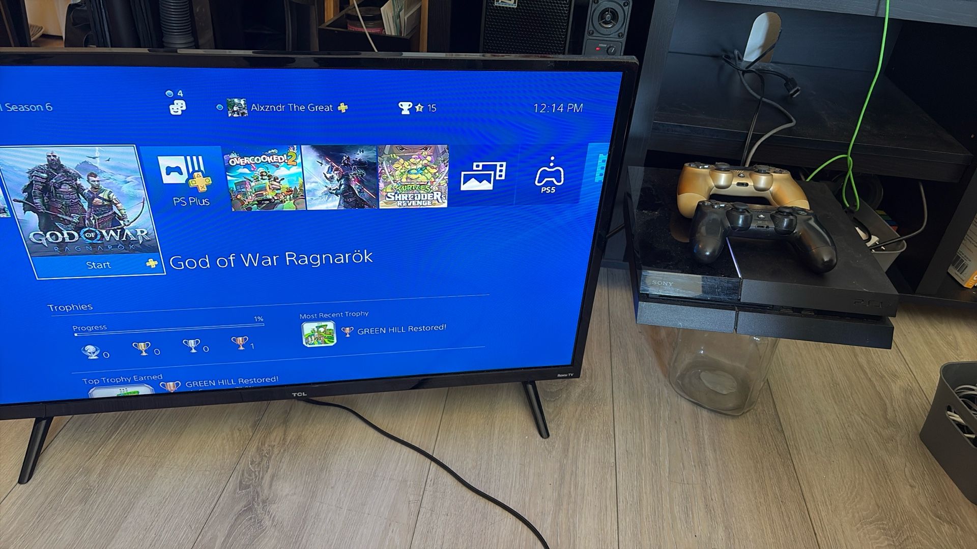 PS4  W/2 Controllers + 32inch Roku TV 