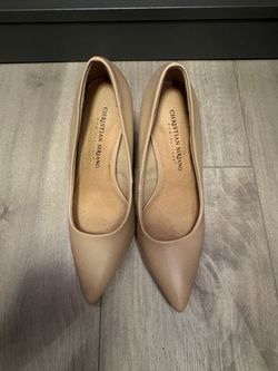 Nude pumps
