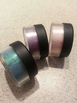 Multi toned shimmer shadow