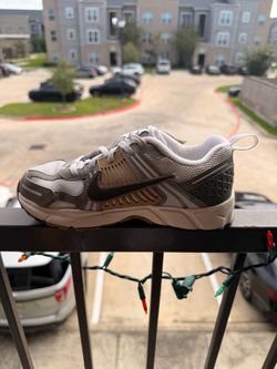 Nike Running Sneaker White Gray Tan