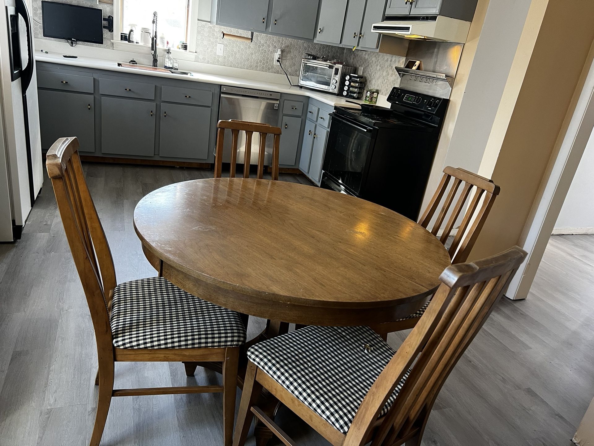 Kitchen/Dining Table With Leaf