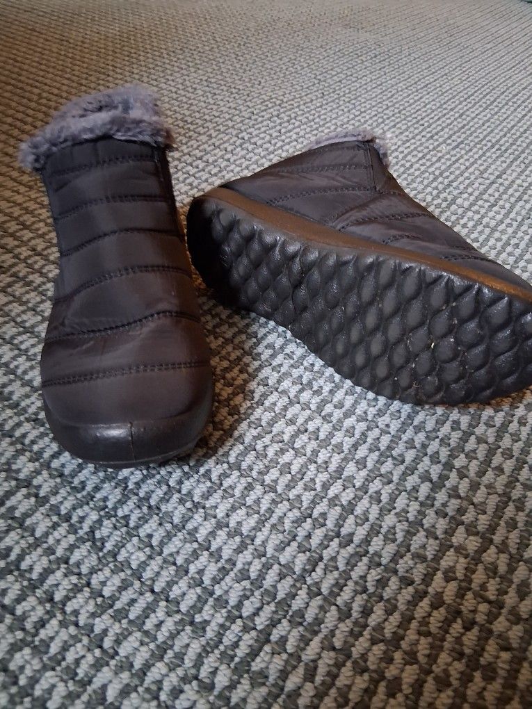Winter Boots Woman's Size '37 (Perhaps That Means 7) 
